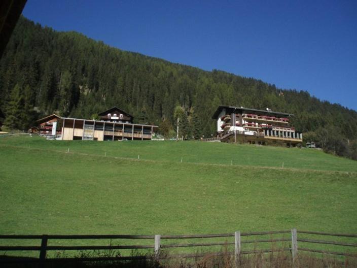 Laerchenhof Hotel Sankt Jakob in Defereggen Bagian luar foto